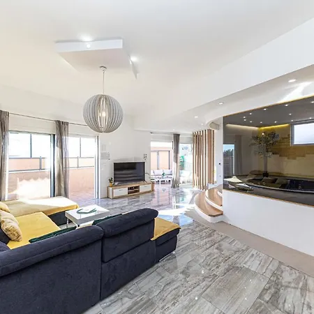 Apartment 2 Bedroom Stunning In Okrug Gornji Trogir