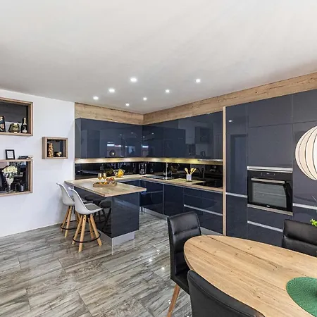 2 Bedroom Stunning In Okrug Gornji Apartment