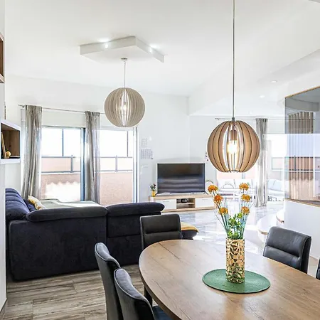 2 Bedroom Stunning In Okrug Gornji Apartment