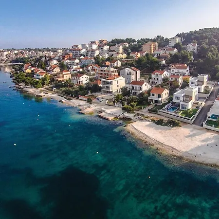 Apartment 2 Bedroom Stunning In Okrug Gornji *