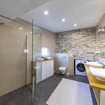 2 Bedroom Stunning In Okrug Gornji Apartment