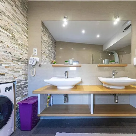 Apartment 2 Bedroom Stunning In Okrug Gornji